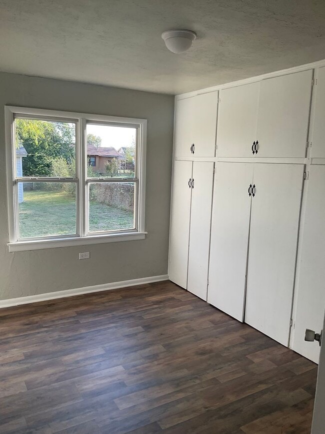 Building Photo - Three or Four Bedroom