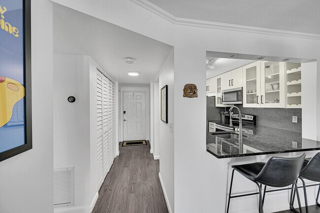 Building Photo - 2920 SW 22nd Ave