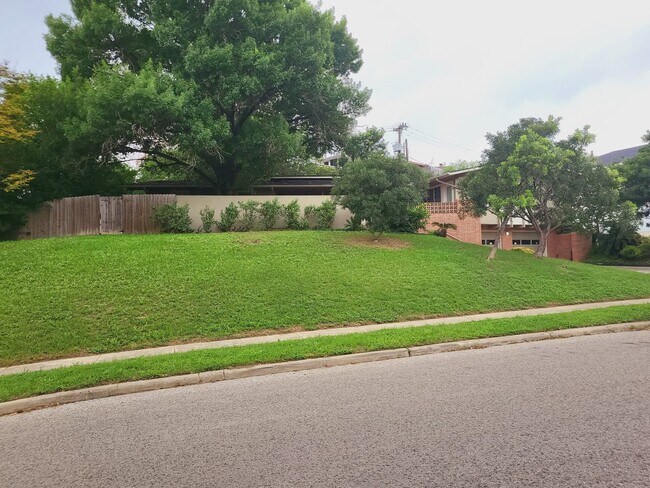 Building Photo - 5 Month lease available. Mid-century home ready for move-in