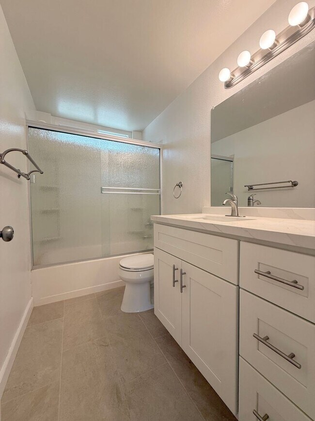 Building Photo - 4 Bed +2 Bath + 2 Car Garage - South HB