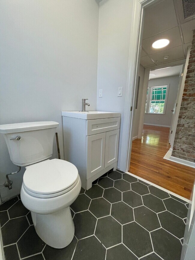 Building Photo - Completely remodeled 2/1 in Midtown