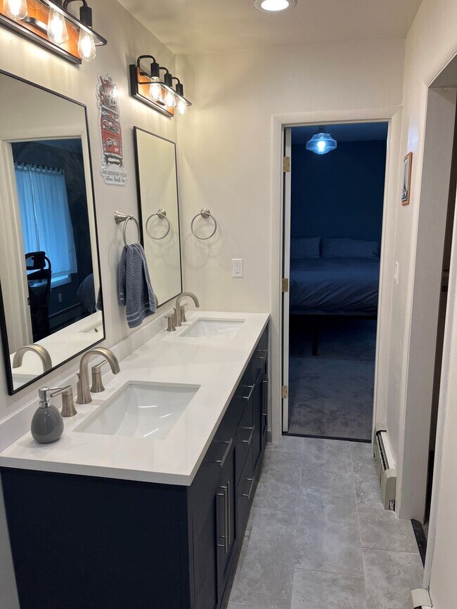 Building Photo - Quiet 4Bd 2Ba home avail. for a 3-5 month Seasonal Lease! Avail. Call and inquire today!