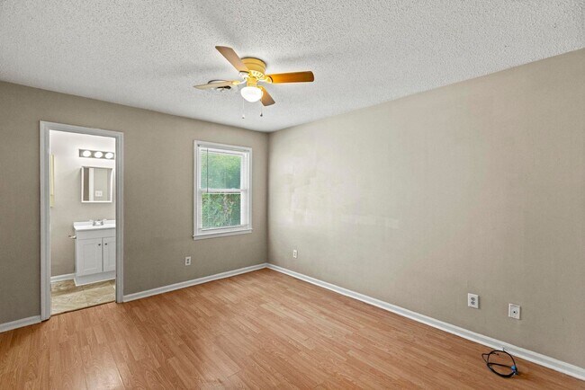 Building Photo - 130-132-132 Pine Crest Dr