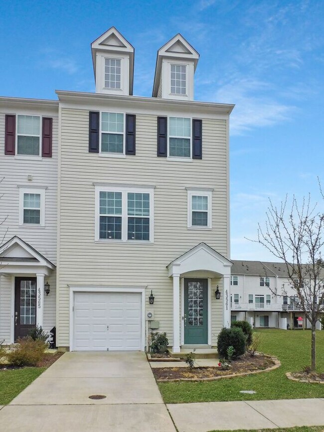 Building Photo - 3-Story End-Unit Town Home with 1 Car Garage