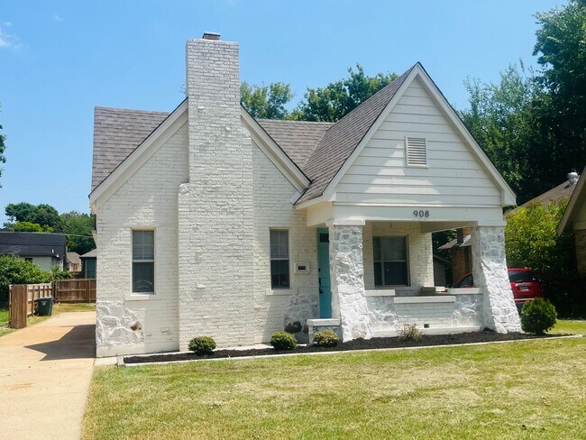 Building Photo - 2 minutes away from Rhodes College! Beautifully Renovated! Pets are owner's approval, fees do apply.
