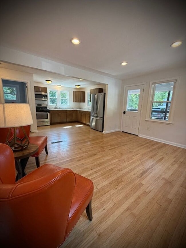 Building Photo - Updated, spacious 1 bedroom 1 bath located...
