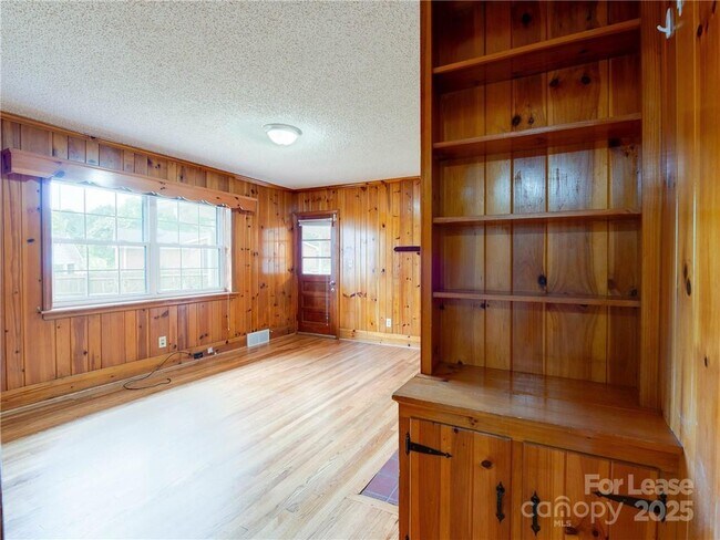 Building Photo - 1422 Holmes Dr
