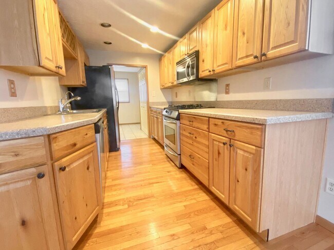 Building Photo - Three Bedroom in Battle Creek