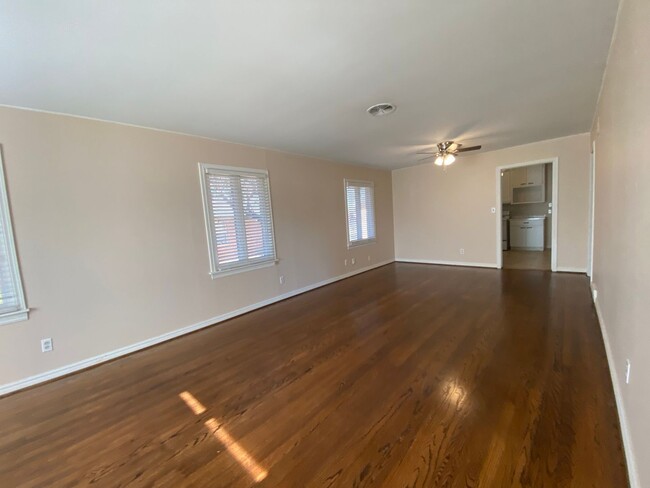 Building Photo - 3 Bed | 1 Bath | 1 Car Garage - Minutes fr...