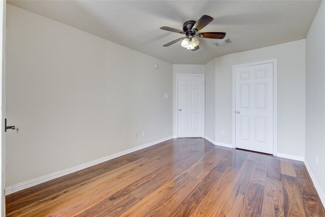 Building Photo - 1115 Enclave Square E