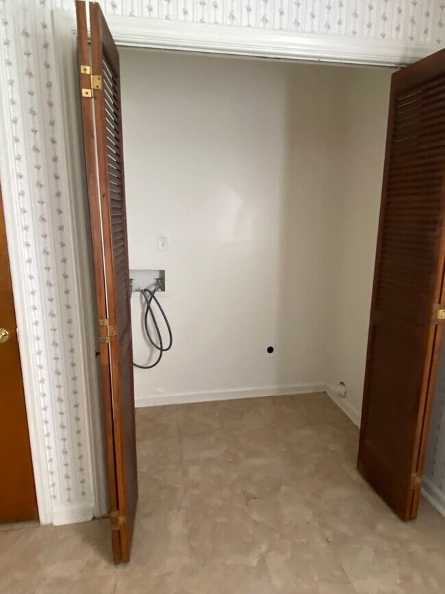 Building Photo - 2 bedroom, 1.5 bath end unit Townhouse near Forest Hills Shopping Center and Downtown Durham NC