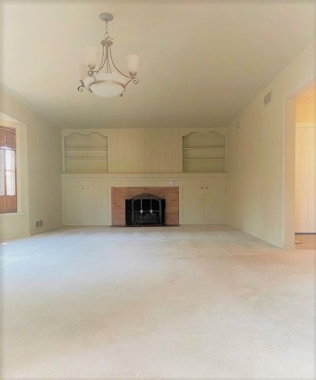 Building Photo - Large Three Bedroom Home