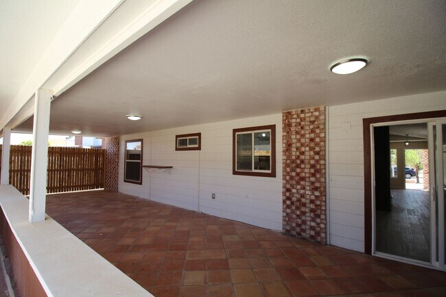 Building Photo - Beautiful Northeast Home -Utilities are a ...