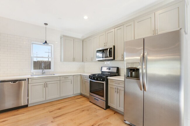 Building Photo - Huge (1,500 square feet) 2 bed, 2.5 bath in Lincoln Heights with parking, in-unit laundry and pri...
