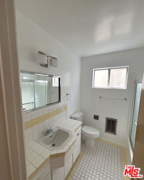 Building Photo - 1135 S Oakhurst Dr