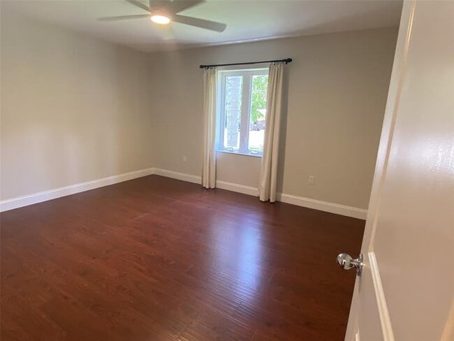 Building Photo - 300 NE 17th Ave