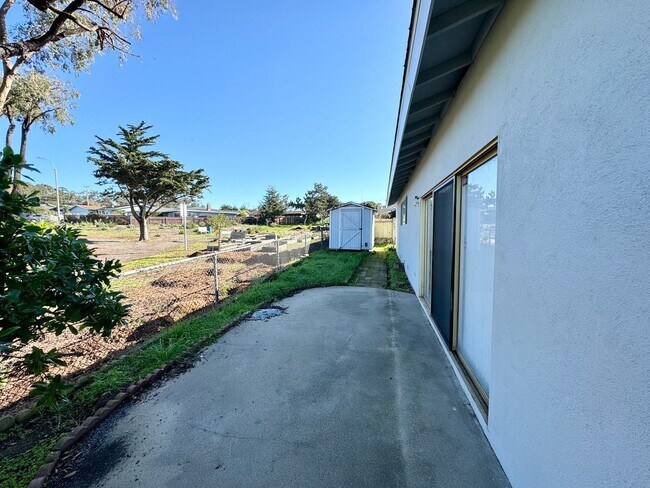 Building Photo - Newly Renovated Home Located in Seaside!