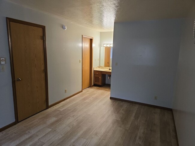 Building Photo - Spacious Living Room