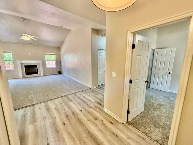 Building Photo - Great Find in Royal Oaks!