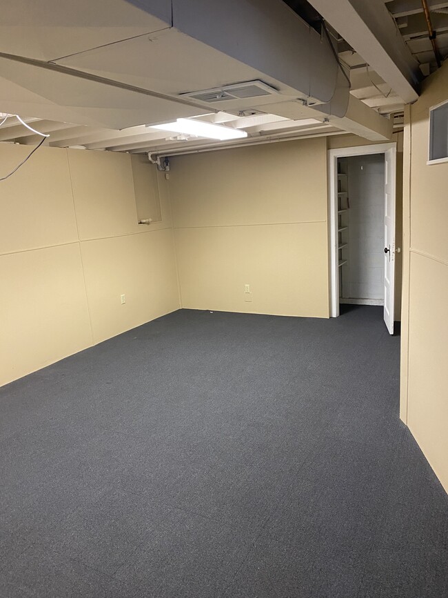 Basement bedroom - 4507 Walnut St