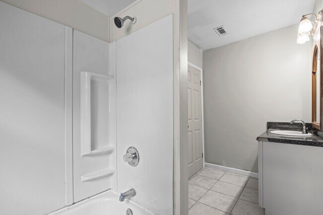 Building Photo - Upstairs Duplex Unit with 3 bedrooms and 2 baths.  Westside Atlanta, 30314