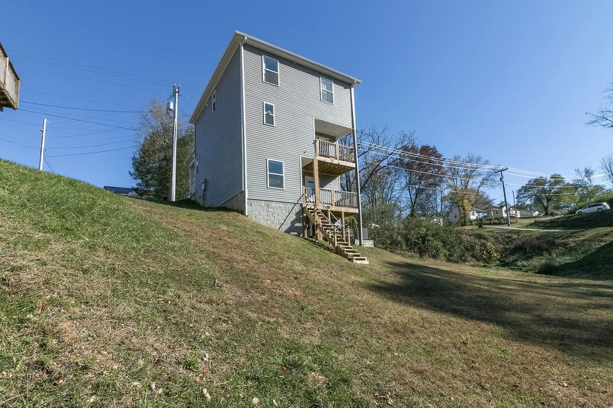 Building Photo - 924 E Happy Hollow Dr