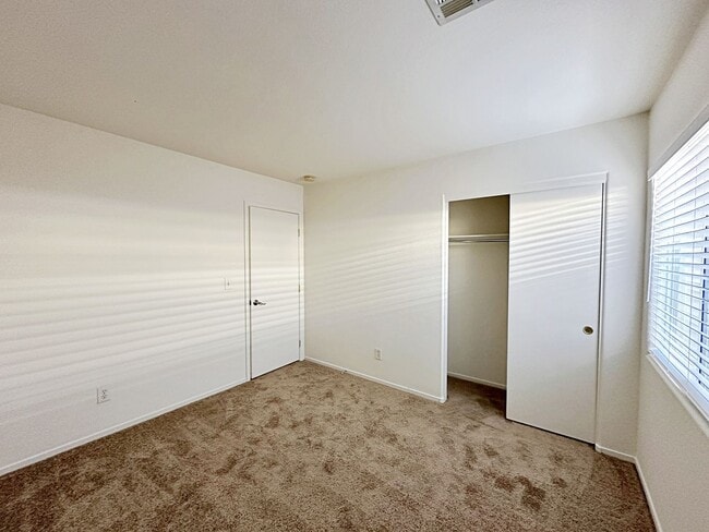 Building Photo - SINGLE STORY HOME WITH CASITA IN GATED COMMUNITY