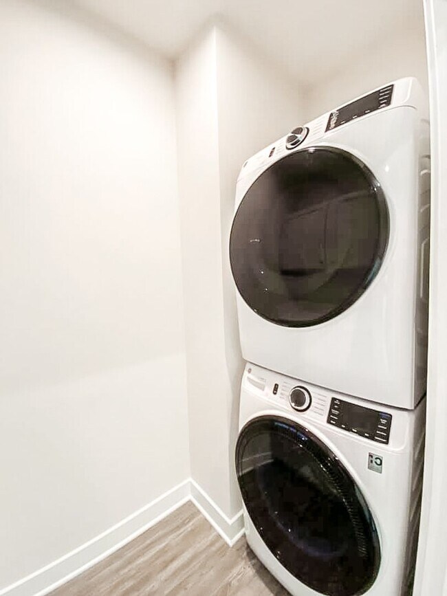 Building Photo - Immaculate & Stunning 3 Bedroom 2.5 Bathroom Brick, End-Unit Condo Style Townhome In Luxurious An...