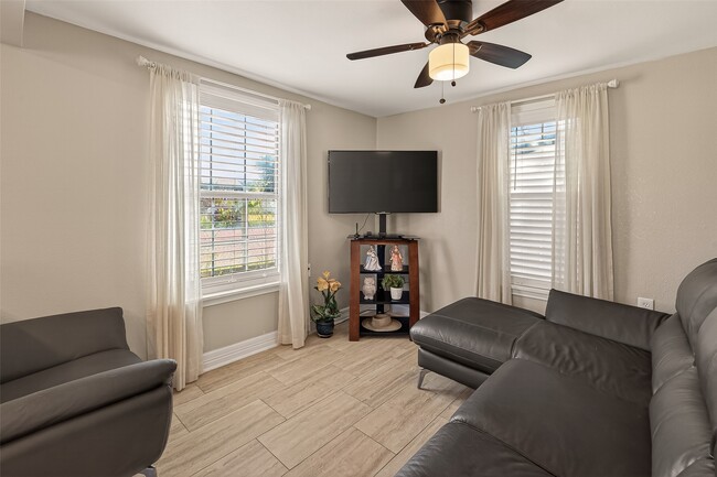 Building Photo - 705 Center St