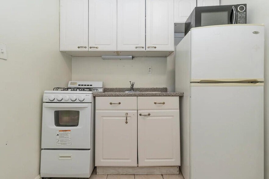 Building Photo - 300 E 82nd St