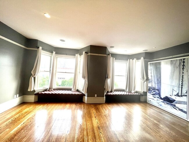 Building Photo - Welcome to North Beach! Premier 1 bed/ 2 B...