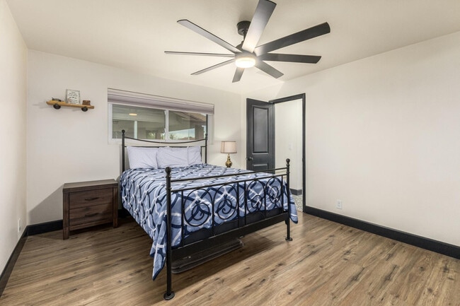 Building Photo - 617 E Ellis Dr