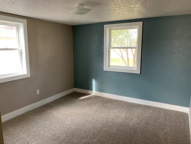 Building Photo - LARGE 1 BEDROOM HOME WITH MANY UPDATES