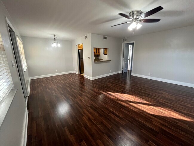 Building Photo - 613 NE 4th St