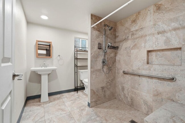 Building Photo - 910 Kaweah St