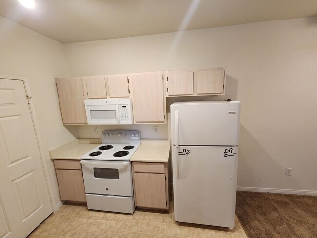 Building Photo - Fantastic, well maintained 2 bedroom condo.