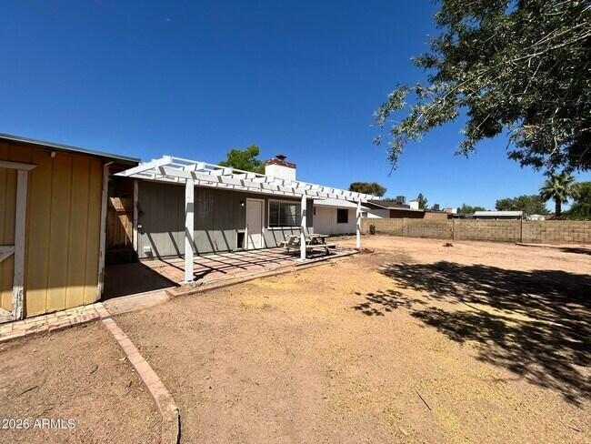 Building Photo - 711 N Oracle Cir