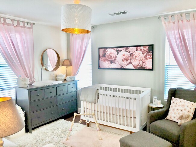 Building Photo - Beautifully Upgraded & Appointed End Condo...