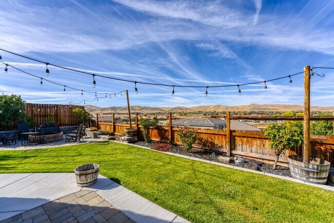 Building Photo - FULLY FURNISHED home available now.