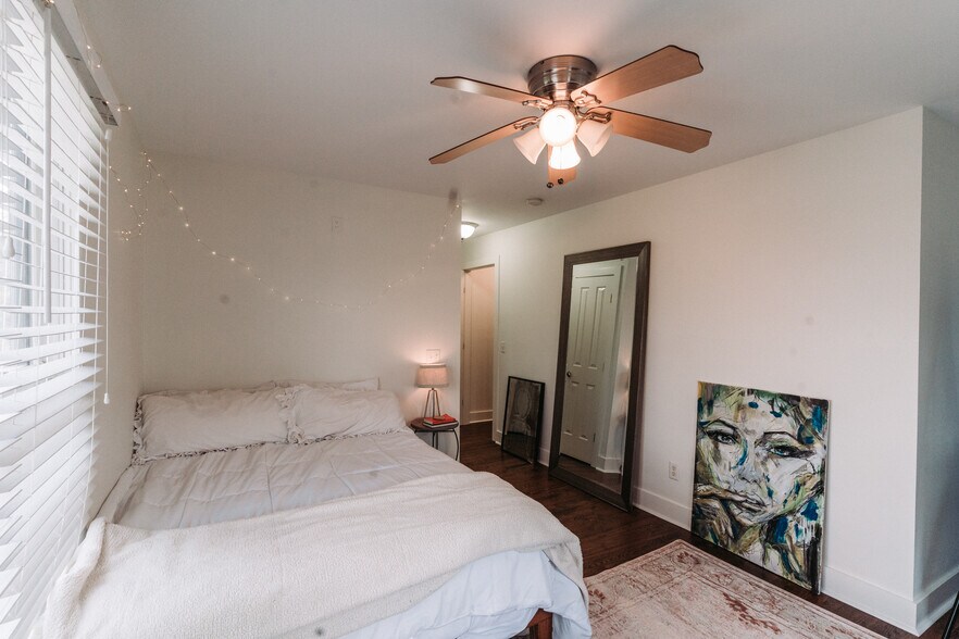 Building Photo - 902B Shelby Ave