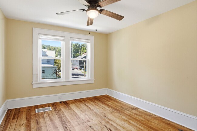 Building Photo - Recently Renovated 3 Bedroom Craftsman – Pet Friendly!