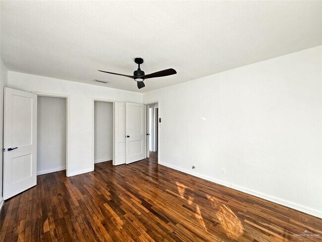 Building Photo - 15 Redwood Ave