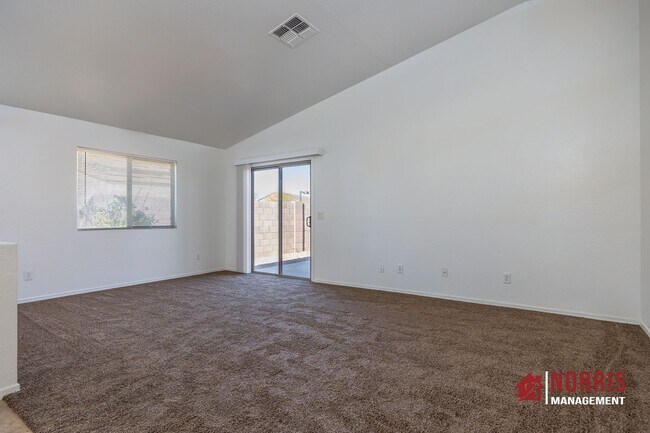 Building Photo - Great Home Located minutes from Freeway