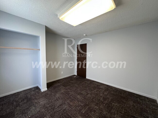 Building Photo - 1404 Main-E