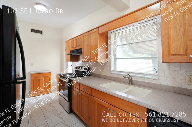 Building Photo - 107 SE Lucero Dr