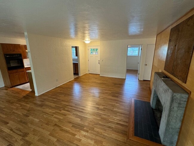 Building Photo - 3+ Bedroom House in Friendly Area