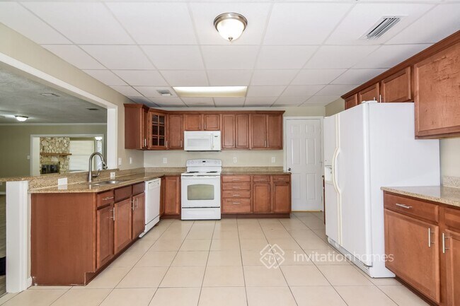 Building Photo - 2554 Lake Ellen Cir