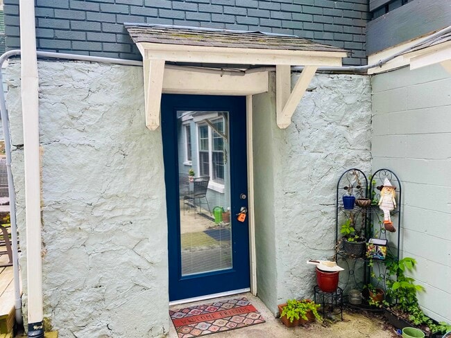 Building Photo - 1305 Stratford Ave