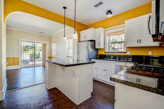 Building Photo - 210 Taylor St