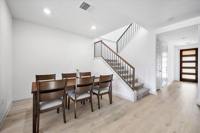 Building Photo - 420 Deerpath St